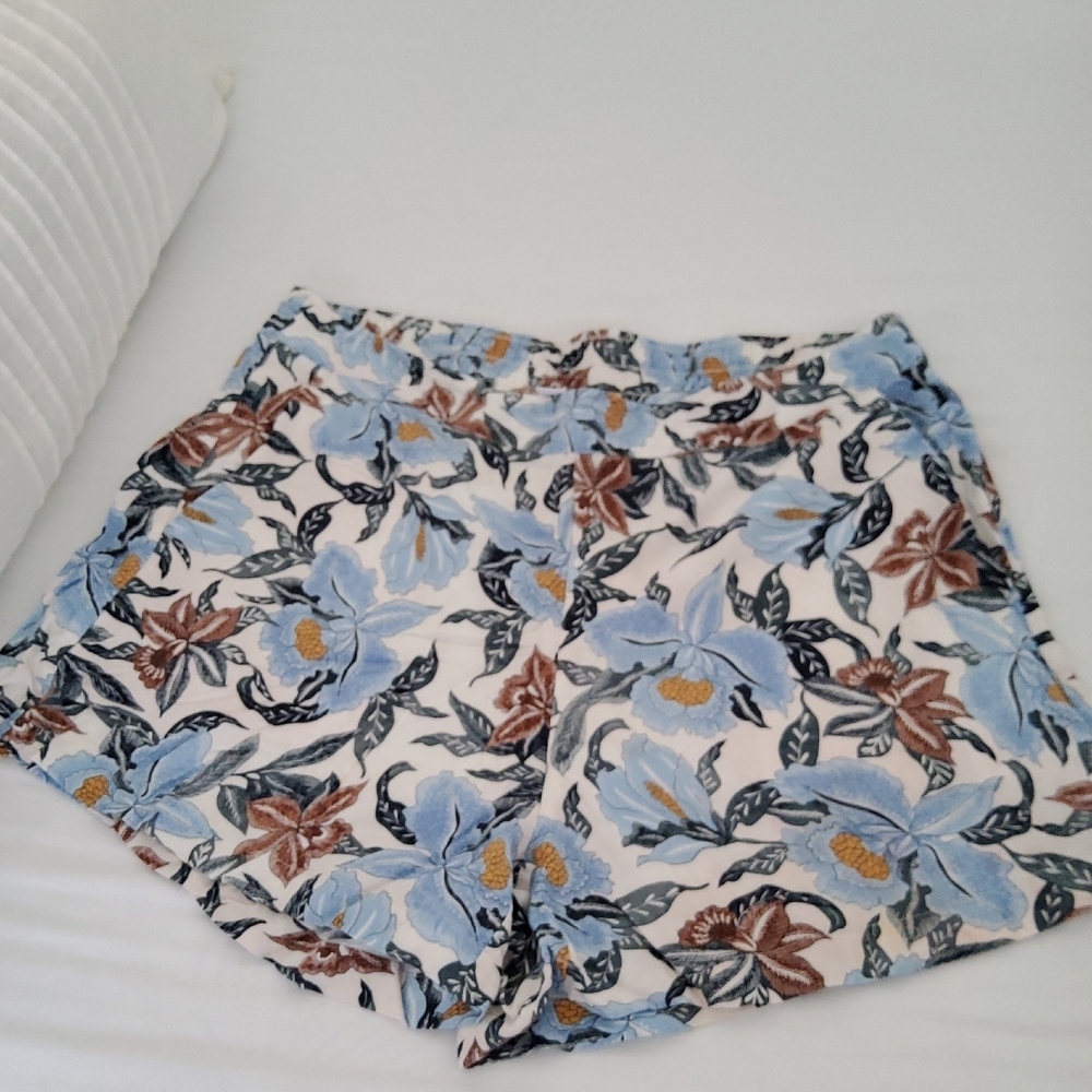 Old Navy Floral Print Shorts - Picture 6 of 7